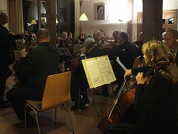 Kursleiter Walter Engelmann (l.) hatte mit den Musikern ein "schweres Programm" einstudiert. Foto: Manfred Welker