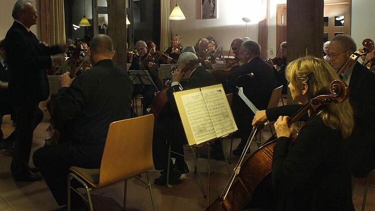 Kursleiter Walter Engelmann (l.) hatte mit den Musikern ein "schweres Programm" einstudiert. Foto: Manfred Welker