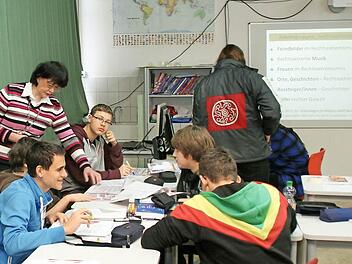 Philipp Ebert, Alexander Klein, Viktor Porzelt, Maximilian Zeußel und Tobias Groh (von links) beim Workshop mit der Sozialwissenschaftlicherin Dr. Doris Zimmer von der Akademie Frankenwarte, einer Gesellschaft für politische Bildung mit Sitz in Würzburg.