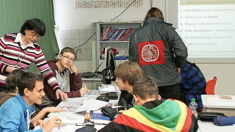 Philipp Ebert, Alexander Klein, Viktor Porzelt, Maximilian Zeußel und Tobias Groh (von links) beim Workshop mit der Sozialwissenschaftlicherin Dr. Doris Zimmer von der Akademie Frankenwarte, einer Gesellschaft für politische Bildung mit Sitz in Würzburg.