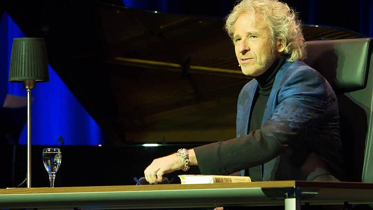 Ohne Brille geht die Lesung nicht. Foto: Barbara Herbst