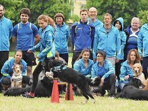 Paula Thomann und ihr Border-Münsterländer-Mix "Sina" von den Eltmanner Hundefreunden zeigen ihren Teamkollegen schon einmal einen Hürdensprung. Auch sie ist bei der Meisterschaft dabei. Die Vorfreude darauf ist nicht nur bei der Vorsitzenden Heidi Brix (hinten, Dritte von rechts) sehr groß. Foto: Ralf Naumann