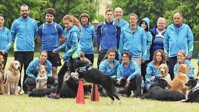 Paula Thomann und ihr Border-Münsterländer-Mix "Sina" von den Eltmanner Hundefreunden zeigen ihren Teamkollegen schon einmal einen Hürdensprung. Auch sie ist bei der Meisterschaft dabei. Die Vorfreude darauf ist nicht nur bei der Vorsitzenden Heidi Brix (hinten, Dritte von rechts) sehr groß. Foto: Ralf Naumann