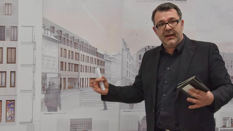 Christian Börner erläutert den Sieger-Entwurf für die Lange Straße. Foto: Ronald Rinklef