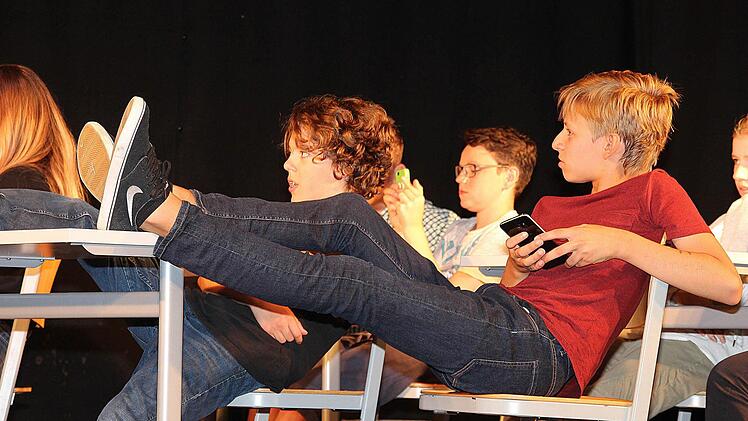 Schüler zeigten in dem Stück "Schule - Deine Zukunft" Szenen aus dem Alltag. Foto: Dieter Britz