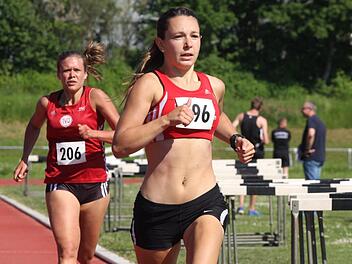 Simona Greier (rechts) vom SC Ostheim gewann einmal mehr die 1500 Meter der Frauen.  Fotos: Reinhold Nürnberger
