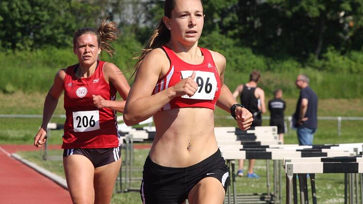 Simona Greier (rechts) vom SC Ostheim gewann einmal mehr die 1500 Meter der Frauen.  Fotos: Reinhold Nürnberger