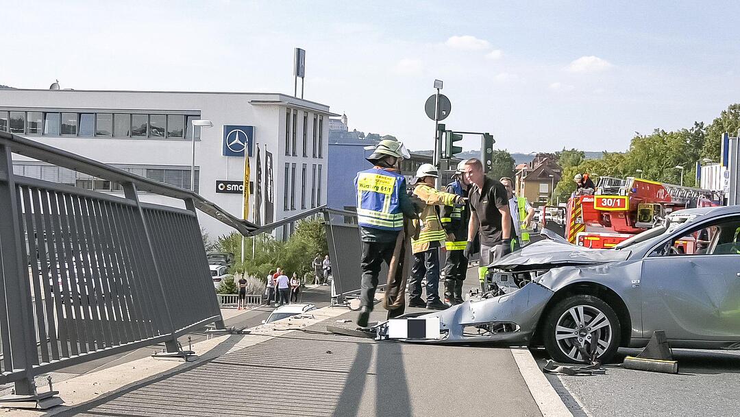 Würzburg: Auto droht nach Unfall von Brücke zu stürzen