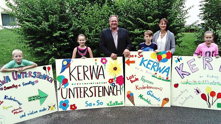 Die Klassensprecher der 3. und 4. Klasse n mit Bürgermeister Volker Schmiechen und Schulleiterin Ursula Schröppel bei der Übergabe Foto: Werner Oetter