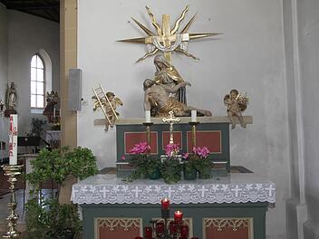 Einer der beiden Seitenaltäre. Ursprünglich waren die neugotischen Altäre bekrönt. Foto: Mathias Erlwein