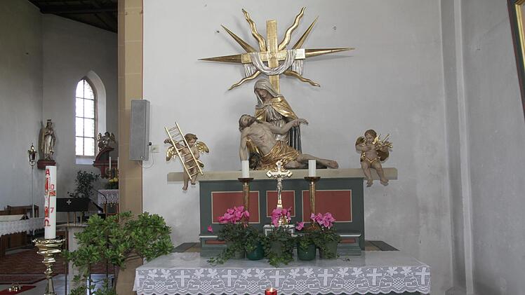 Einer der beiden Seitenaltäre. Ursprünglich waren die neugotischen Altäre bekrönt. Foto: Mathias Erlwein