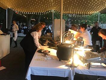 Im Küchenzelt kamen zeitweise nur die handgeschriebenen Bons an.  Foto: Marcus Müller