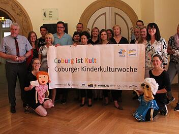 Die Organisatoren und Unterstützer der Kinderkulturwoche zeigen das Banner des Events vor.Saskia Nauer
