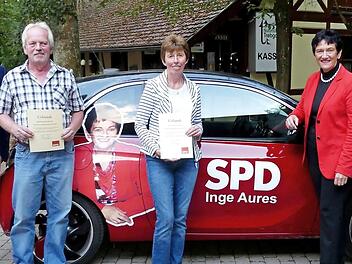 Die Geehrten Wolfgang Rückert und Christine Diersch (Zweiter und Dritte von links) mit (von links) Siegfried Küspert, Inge Aures und Bürgermeister Werner Diersch. Foto: Dieter Hübner
