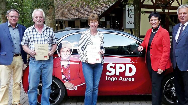 Die Geehrten Wolfgang Rückert und Christine Diersch (Zweiter und Dritte von links) mit (von links) Siegfried Küspert, Inge Aures und Bürgermeister Werner Diersch. Foto: Dieter Hübner