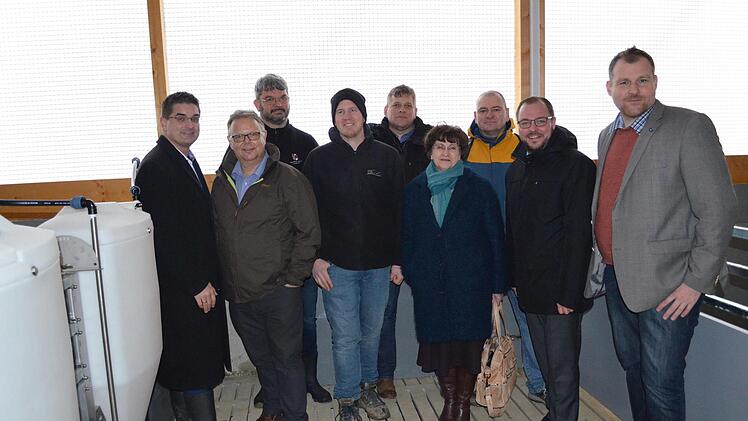 Gespräch auf der Baustelle des neuen Schweinemaststalls in Ottowind (von links): Christian Gunsenheimer, Martin Stingl, Martin Truckenbrodt,  Axel Backert, Martin Flohrschütz, Dagmar Escher, Michael Höpflinger, Sebastian Straubel und Martin Mittag. Foto: Gabi Bertram