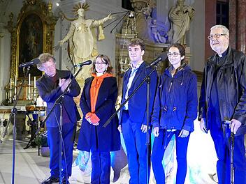 Martin Neubauer (links) hatte mit Nadine Panjas, Sebastian Burkard und Rebekka Görtler den Kirchentraum von Alois Albrecht (rechts) meisterhaft in Szene gesetzt. Foto: M. Krüger-Hundrup
