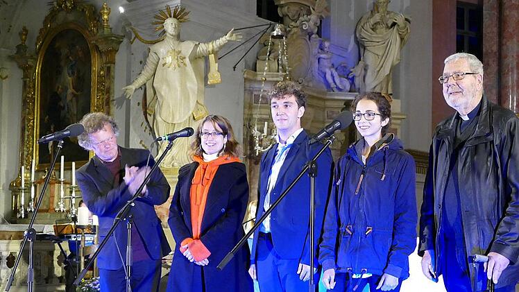 Martin Neubauer (links) hatte mit Nadine Panjas, Sebastian Burkard und Rebekka Görtler den Kirchentraum von Alois Albrecht (rechts) meisterhaft in Szene gesetzt. Foto: M. Krüger-Hundrup