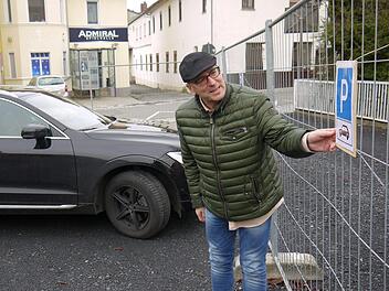 Schild hält: Detlef Heerlein   und seine Kollegen von der Stadtverwaltung haben in der Brunnenstraße (Bild) und der Ernststraße  zwei städtische Grundstücke provisorisch als Parkflächen ausgewiesen. - Foto: Berthold Köhler