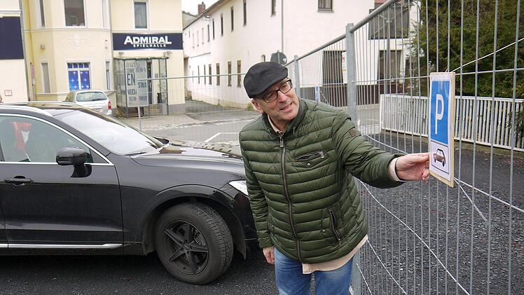 Schild hält: Detlef Heerlein   und seine Kollegen von der Stadtverwaltung haben in der Brunnenstraße (Bild) und der Ernststraße  zwei städtische Grundstücke provisorisch als Parkflächen ausgewiesen. - Foto: Berthold Köhler