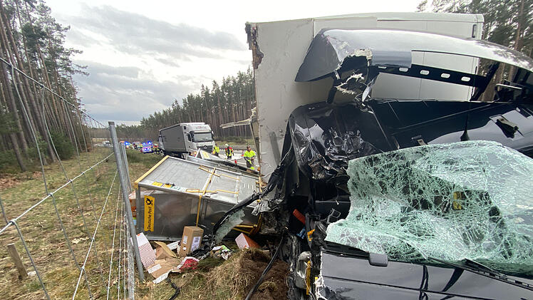 Lastwagen rammt auf Seitenstreifen stehenden Sattelzug