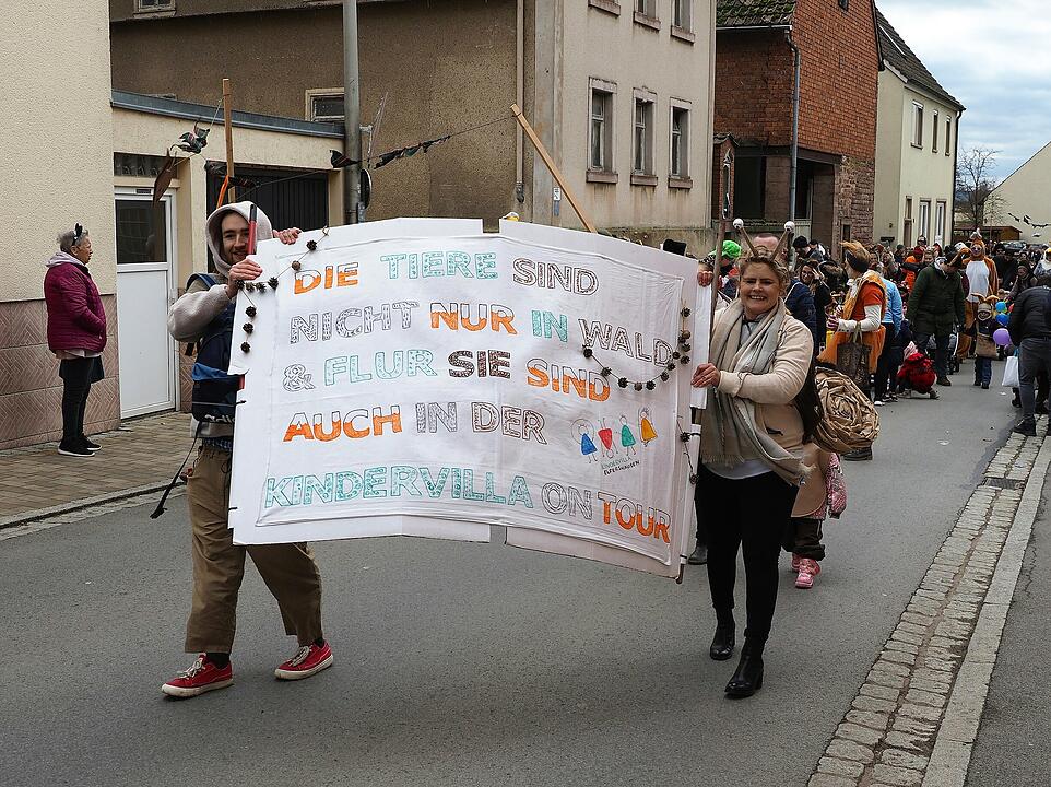 Mit vielen Fuß- und Musikgruppen