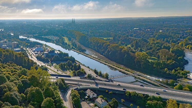 Herbstliche Stimmung über schöner bayerischer Landschaft mit Blick auf Regensburg von oben  von Daniel Ehlis
