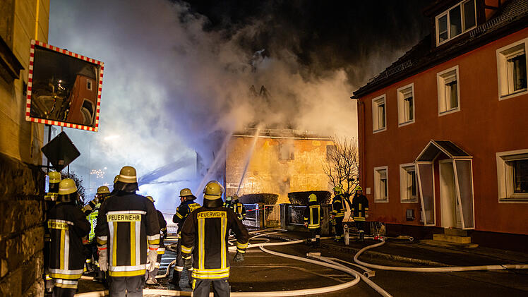 Kreis Ansbach: Scheune fackelt komplett ab - mehrere Verletzte