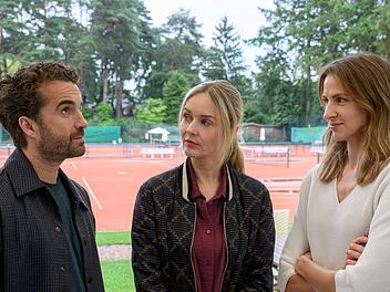 Wie so h&auml;ufig sind sich Markus (Oliver Wnuk) und seine Ex-Frau Miriam (Stefanie Stappenbeck, Mitte) einig, w&auml;hrend seine neue Freundin Galina (Natalia Belitski) die Sache ganz anders sieht. Den Sinn einer B&uuml;rgerwehr in ihrer Siedlung etwa.