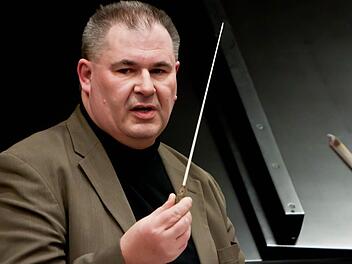 Das Sinfoniekonzert am 16. März ist Rolf Ottos letzter Auftritt als Dirigent der "Musikfreunde Neustadt". Als Cellist aber wird er dem Orchester weiterhin verbunden bleiben. Fotos: Jochen Berger