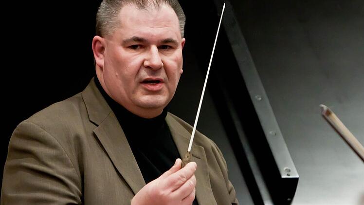 Das Sinfoniekonzert am 16. März ist Rolf Ottos letzter Auftritt als Dirigent der "Musikfreunde Neustadt". Als Cellist aber wird er dem Orchester weiterhin verbunden bleiben. Fotos: Jochen Berger