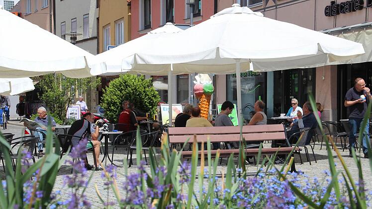 Am Marktplatz gönnten sich Viele ein Eis.