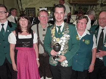 Neuer Regent bei den Stockheimer Schützen wurde Schützenmeister Michel Dückerhoff (von links): Zweiter Schützenmeister Michael Morand, Zweite Ritterin Sabine Wachter, Erster Ritter Heinrich Förster, Schützenkönig Michel Dückerhoff, Vorsitzende Burgl Förster und Ehrenvorsitzender Armin Schülner. Fotos: Gerd Fleischmann