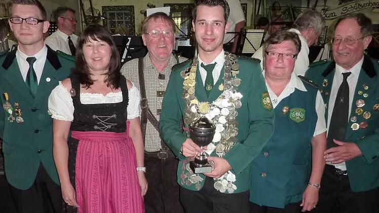 Neuer Regent bei den Stockheimer Schützen wurde Schützenmeister Michel Dückerhoff (von links): Zweiter Schützenmeister Michael Morand, Zweite Ritterin Sabine Wachter, Erster Ritter Heinrich Förster, Schützenkönig Michel Dückerhoff, Vorsitzende Burgl Förster und Ehrenvorsitzender Armin Schülner. Fotos: Gerd Fleischmann