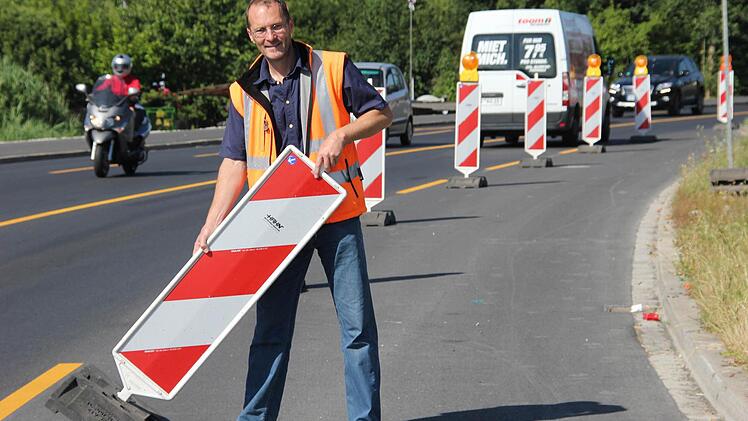 Harald Thiele vom Staatlichen Bauamt und Projektleiter der Baustelle Münchner Ring baut schon mal die Absperrungen ab.  Foto: Sebastian Martin