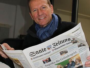 Für den Freie-Wähler-Landtagsabgeordneten Günther Felbinger ist die Saale-Zeitung so wichtig, dass er sie sich sogar per Post nach Langenprozelten schicken lässt. Trotz Internet und sozialer Medien genießt er das Zeitungslesen beim Frühstück oder unterm Tag. Foto: Ralf Ruppert