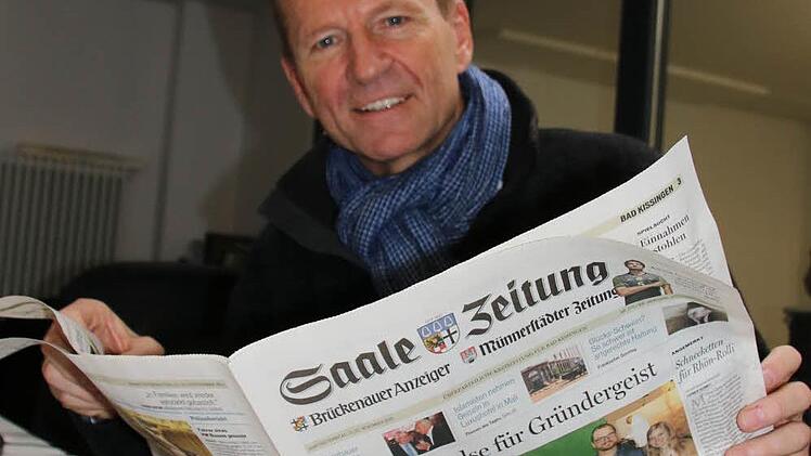 Für den Freie-Wähler-Landtagsabgeordneten Günther Felbinger ist die Saale-Zeitung so wichtig, dass er sie sich sogar per Post nach Langenprozelten schicken lässt. Trotz Internet und sozialer Medien genießt er das Zeitungslesen beim Frühstück oder unterm Tag. Foto: Ralf Ruppert