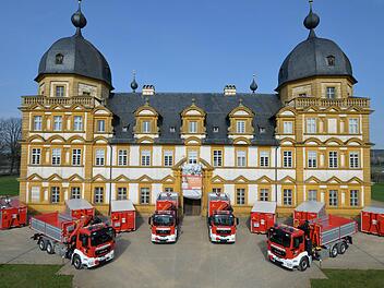 Die vier Laster mit sämtlichen Abrollbehältern bilden das Wechselladersystem. das nun im Landkreis zur Verfügung steht. Fotos: Ronald Rinklef