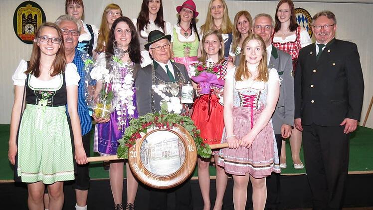 Schützenkönig Josef Wicklein (vorne Mitte) mit Rittern, Heiner Nieblich und Laura Holzmann sowie Jungschützenkönigin Anna-Lena Nieblich, die Schützenlieseln sowie Schützenmeister Frank Zapf (2. v. r.) und Bürgermeister Hans Pietz (rechts) Foto: Karl-Heinz Hofmann