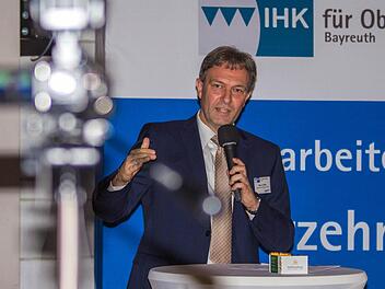 Für den CSU-Landratskandidaten Klaus Löffler sind sowohl der Breitbandausbau als auch die Vereuinbarkeit von Beruf und Familie wichtige Standortvorteile - die es zu schaffen gelte. Fotos: Marian Hamacher
