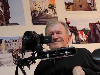 Der leidenschaftliche Hobbyfotograf Richard Franz sitzt im Rollstuhl. Seine Bilder von Coburg werden derzeit in der Metzgergasse 13 ausgestellt. Der Erlös kommt einem guten Zweck zugute.Foto: Katja Nauer