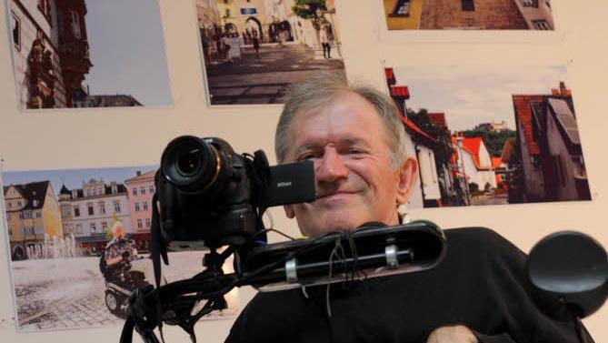 Der leidenschaftliche Hobbyfotograf Richard Franz sitzt im Rollstuhl. Seine Bilder von Coburg werden derzeit in der Metzgergasse 13 ausgestellt. Der Erlös kommt einem guten Zweck zugute.Foto: Katja Nauer