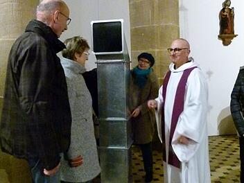 Im Gottesdienst machten sich die Besucher daran, die Kunstobjekte neu zu kombinieren und umzubauen. Rechts Gefängnispfarrer Hans Lyer. Fotos: Marion Krüger Hundrup