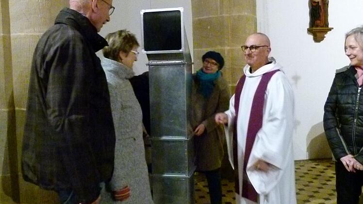Im Gottesdienst machten sich die Besucher daran, die Kunstobjekte neu zu kombinieren und umzubauen. Rechts Gefängnispfarrer Hans Lyer. Fotos: Marion Krüger Hundrup