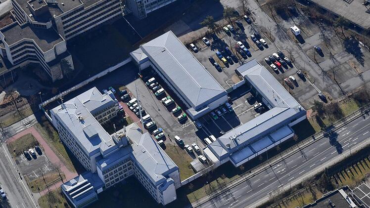 In der Schildstraße ist es der Bamberger Polizei schon lange zu eng geworden. An der Standort-Frage  für einen Neubau, der Verkehrspolizei und  Polizeiinspektion Bamberg-Land sowie ein neues Trainingszentrum beherbergen soll,  entzünden sich die Diskussionen. Foto: Ronald Rinklef