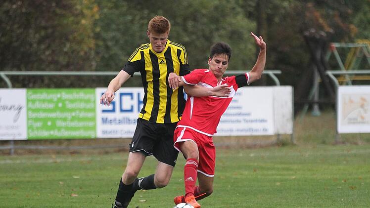 Der TSV Scherneck um Adrian Becker (links) feierte einen 4:1-Sieg beim SV Hut-Coburg mit Kapitän David Brandl.  Foto: Lisa Hümmer