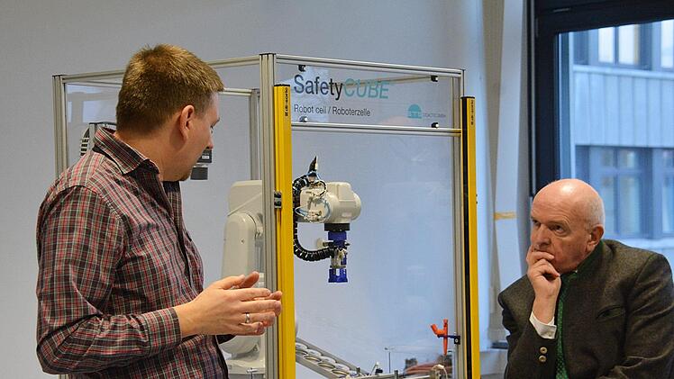 Dass ein 3D-Drucker auch ein fertiges, funktionierendes Kugellager herstellen kann, konnte Landrat Thomas Habermann selbst testen, ebenso die Ausschussmitglieder. Foto:  Hanns Friedrich