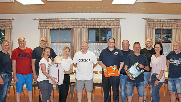 Kerstin Brunner, Engelbert Schmitt, Reinhold Zellmann, Annalena und Julia Dorsch, stellvertretender Feuerwehrkommandant Martin Dorsch, Ausbilder Nicolai von Heyking, Feuerwehrvorsitzender Richard S&uuml;ppel, Thomas Schug, Stefan H&uuml;mmer, Katja Fuchs u...