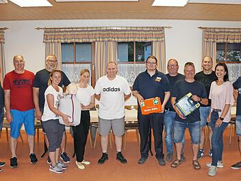 Kerstin Brunner, Engelbert Schmitt, Reinhold Zellmann, Annalena und Julia Dorsch, stellvertretender Feuerwehrkommandant Martin Dorsch, Ausbilder Nicolai von Heyking, Feuerwehrvorsitzender Richard Süppel, Thomas Schug, Stefan Hümmer, Katja Fuchs u...
