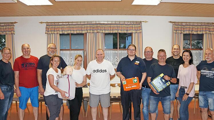 Kerstin Brunner, Engelbert Schmitt, Reinhold Zellmann, Annalena und Julia Dorsch, stellvertretender Feuerwehrkommandant Martin Dorsch, Ausbilder Nicolai von Heyking, Feuerwehrvorsitzender Richard Süppel, Thomas Schug, Stefan Hümmer, Katja Fuchs u...